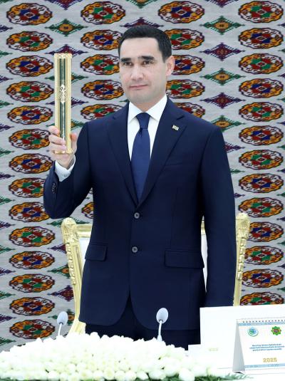 Hormatly Prezidentimiz möhüm desgalaryň düýbüni  tutmak we açylyş dabaralaryna gatnaşdy