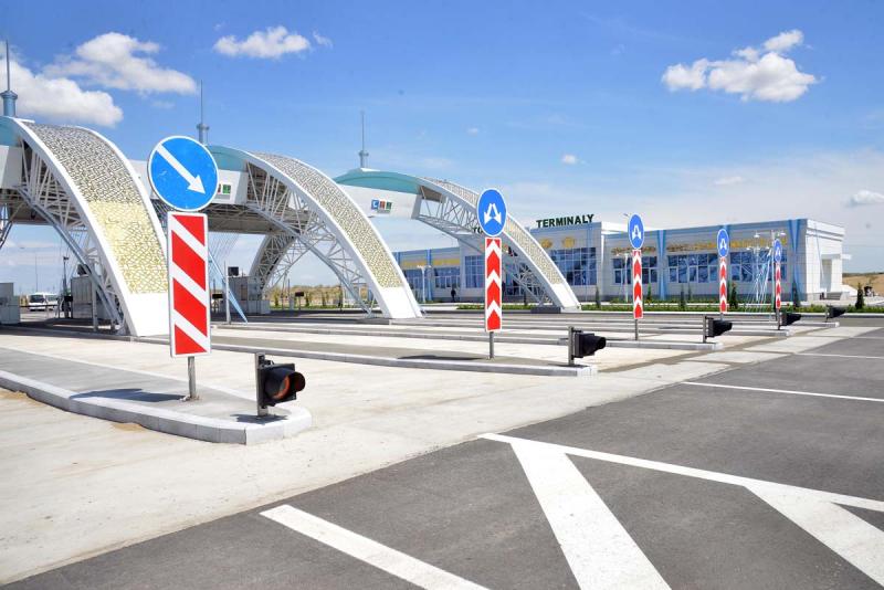 Alyslara uzaýan ak ýollar